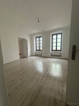 NOVĚ ZREKONSTRUOVANÝ BYT 3+1 NA NÁMĚSTÍ VE CHVALŠINÁCH - 7
