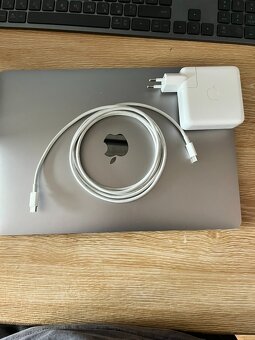 MacBook Pro 13” M1 (2020) – 16 GB RAM / 512 GB SSD / Touch B - 7