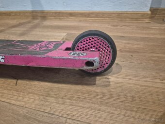Prodávám freestyle koloběžku ideální pro triky a jízdy ve sk - 7