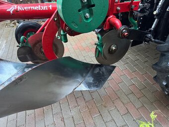 Souťežní pluh Kverneland MZ+ traktor Hattat c3065 - 7