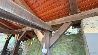 Dřevěná pergola se střechou z tašek - 7