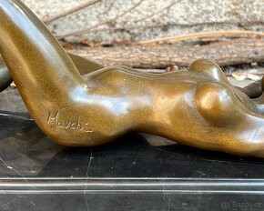 Erotická bronzová socha - Ležící nahá žena 4 - 7