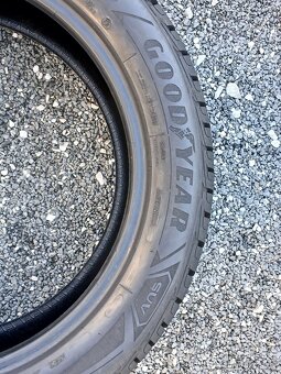Zánovní zimní pneu Goodyear 215/55/18 super vzorek 8,5mm za - 7