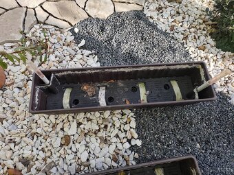 Velký truhlík na parapet 79x20x20cm hnědý květináč samozavla - 7