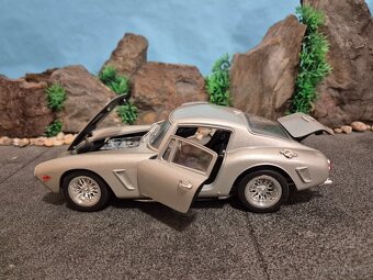 prodám model 1:18 Ferrari 250GT Berlinetta jouef evolution - 7
