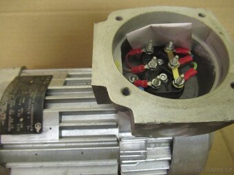 NEPOUŽITÝ přírubový elektromotor 380V.0,75kw-1410ot.min. - 7