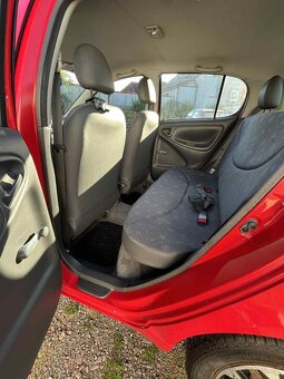Toyota Yaris 1.0 - 7