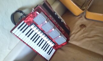 Prodám akordeon delicie CARMEN 96 basů v - 7