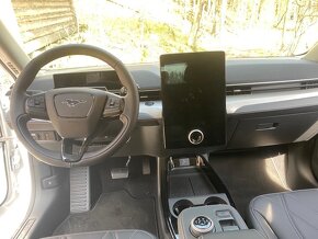 Mustang Mach-e perleťově bílý, příplatková barva, 6.000km - 7