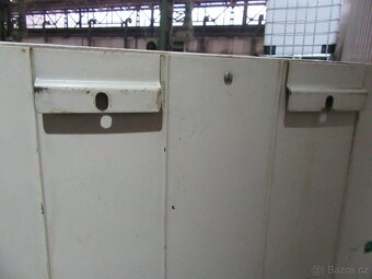 Nabízím starožitnou závěsnou skřínku Kovona. KLíček chybí. Z - 7