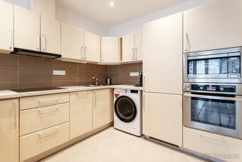 Rezidence s terasou a parkingem na Karlínském náměstí - 7