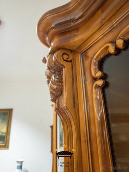 Luxusní barokní jídelní set – stůl + 6 židlí + velká vitrína - 7