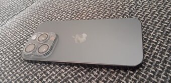 iPhone 15 Pro top stav - 7