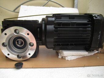 SEW-NOVÁ pravoúhlá elektropřevodovka 400V.0,75kw-348ot.min. - 7