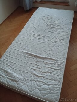 Postel se dvěma matracemi, lůžkovinami a ložním prádlem - 7