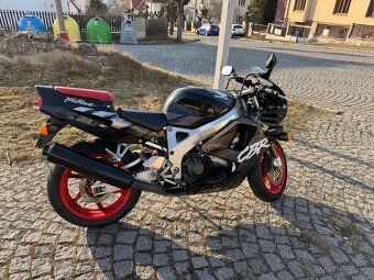 Honda CBR 900 RR - 7