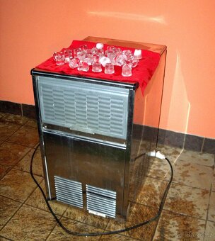 Výrobník ledu. Výrobník ledové tříště - drtě = drinky. - 7