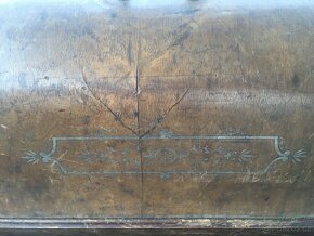 STAROŽITNÝ. ŠICÍ  STROJ. zn. ROYAL - 7