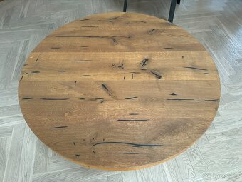 Kulatý dubový stůl o průměru 125 cm - 7