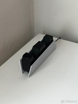 PS5 Slim,nabíjecí stanice,druhý ovladač + KCD2 a další hry - 7