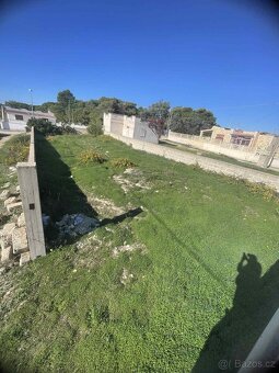 Krásný pozemek cca 600 m² jen cca 700 m od pláže v IT - 7