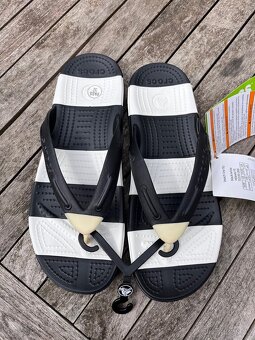 Crocs černo-bílé žabky Beach Line flip vel. W10 (EUR 41) - 7
