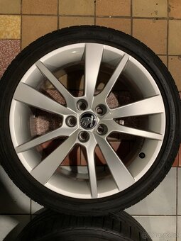 Alu kola Škoda R17 5X100 LETNÍ PNEU 215/40 R17 TOP STAV - 7