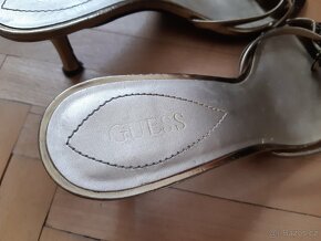 Zlaté pantofle na podpatku Guess s dekorací - 7