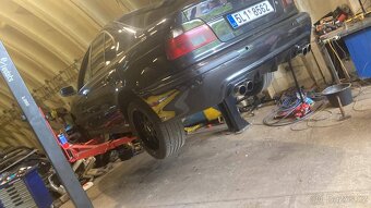 BMW E39 540i manuál - 7