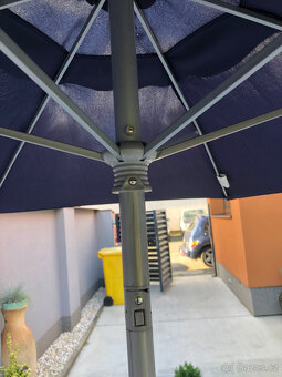 Zahradní stůl (kov,sklo) + 4ks plastové židle, slunečník - 7