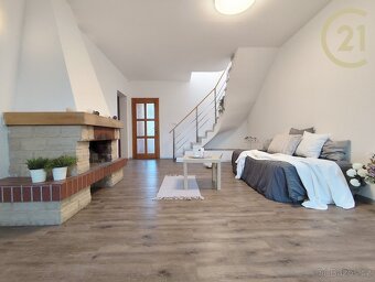 Rodinný dům v Chomoutově u Olomouce s krbem a prosklenou ... - 7