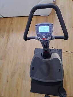 Prodám posilovací, masážní vibrační stroj včetně podložky. - 7