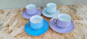 Různé hrnky a 2 skleněné frťany - 7