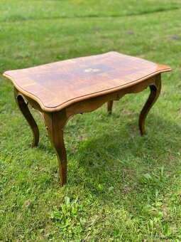 Elegantní vintage stolek s intarzií - 7