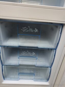 A+ lednice 2-dvéřová dole velký mrazák - 7