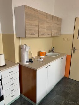 Komody, stůl, postel, lednice, linka, kamna, gauč - 7