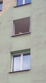 Ochranná síť pro kočky s hliníkovým rámem a umělou trávou . - 7