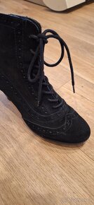 Kožené nízké kozačky s dekorativním prošíváním - 7