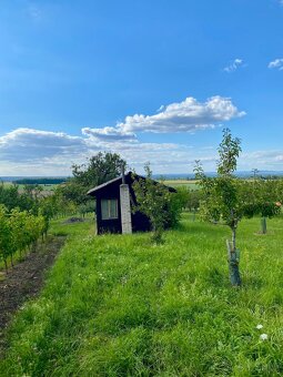 Pozemek s krásným výhledem a chatkou - 7