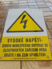 Cedule plastové a jedna smaltovaná - 7