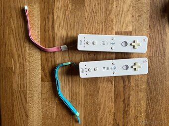 Nintendo Wii + 2 hry a bohaté příslušenství - 7