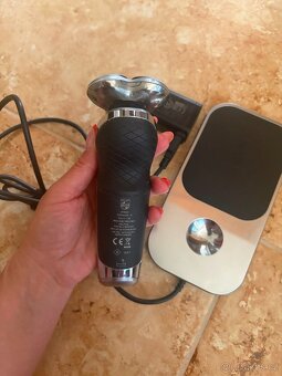Prémiový elektrický holicí strojek Philips Shaver - 7