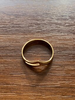 Zlatý dámský prstýnek - 7