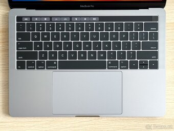 JAKO NOVÝ Apple MacBook Pro 13" - 8GB RAM / 512GB SSD - 7