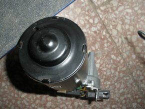 MOTOREK PŘEDNÍCH STĚRAČŮ ŠKODA FELICIE - 7