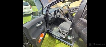 Auris Toyota 1.6 benzin černý - 7