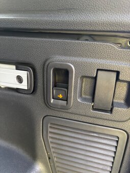 Volkswagen Touran 2.0 TDI 110 kW - Tažné - Navi - Full LED - 7
