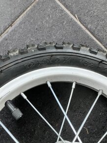 Prodám dětské kolo 12" 2-4 roky + boční kolečka - 7