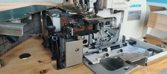 Průmyslový automatický 4 nitný overlock Jack JK-904E - 7
