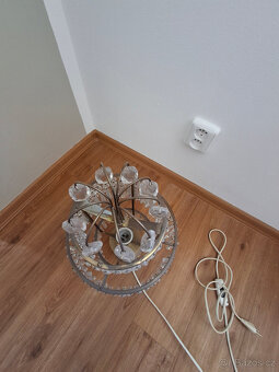 KŘIŠŤÁLOVÝ LUSTR A POKOJOVÁ LAMPA. - 7